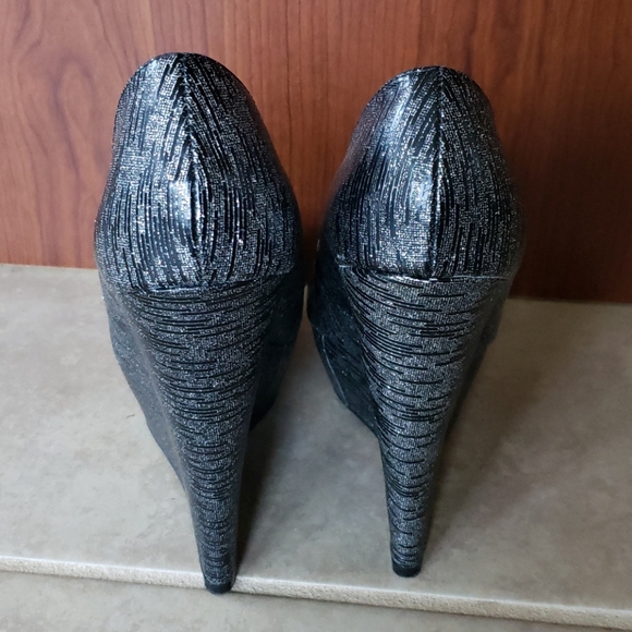 Steve Madden silver/black open toe wedges - Picture 8 of 9